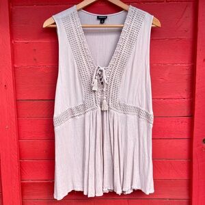 Torrid rayon VNeck sleeveless lace up tie peplum top